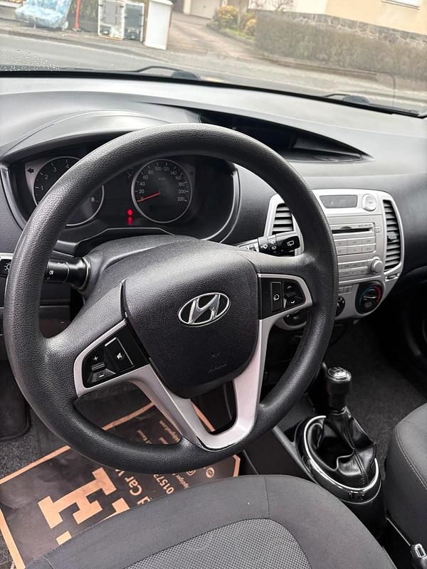 Gebraucht Hyundai i20 77 PS (56 kW) 2012 Grau Kleinwagen