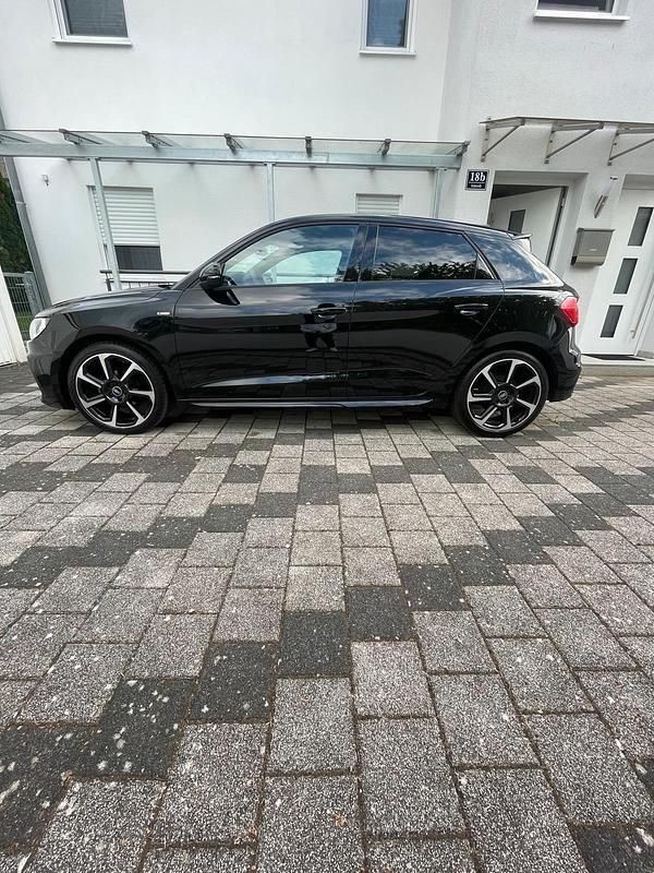 Schwarz Gebraucht 2023 Audi A1 Sportback Ambiente Kleinwagen | 21.550 € (Guter Preis) - Bild 1/4