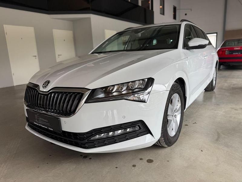 Weiß Gebraucht 2022 Skoda Superb Ambition Kombi | 18.450 € (Fairer Preis) - Bild 1/4