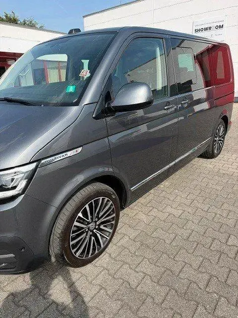 Gebraucht VW Multivan Highline 204 PS (150 kW) 2021 Grau Van / Kleinbus
