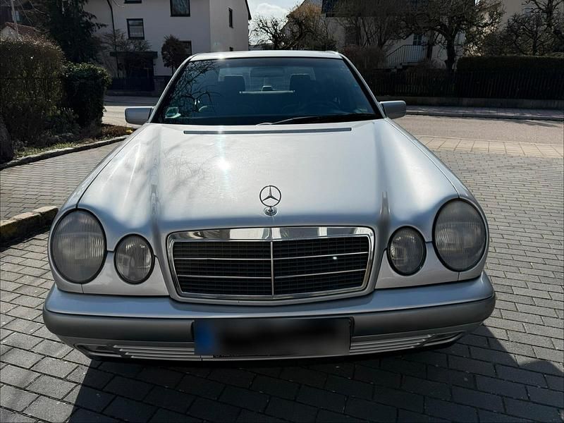 Gebraucht Mercedes E240 170 PS (125 kW) 1998 Silber Limousine