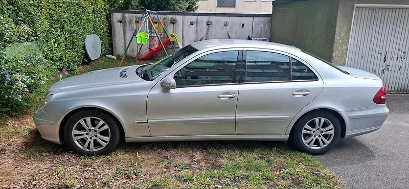 Silber Gebraucht 2002 Mercedes E220 Limousine | 2.500 € (Superpreis) - Bild 1/4