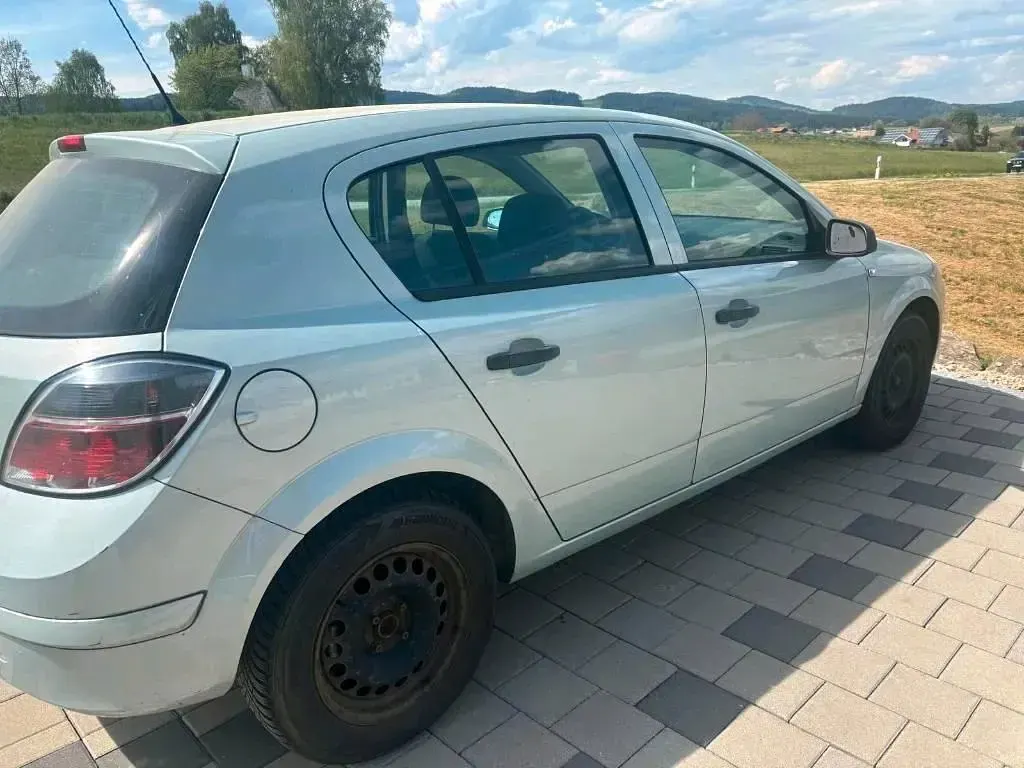Gebraucht Opel Astra 90 PS (66 kW) 2009 Grün Kleinwagen