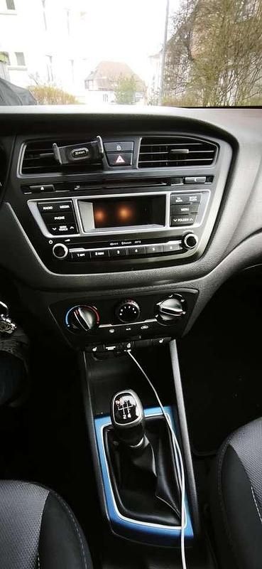 Gebraucht Hyundai i20 Passion 101 PS (74 kW) 2016 Grau Limousine