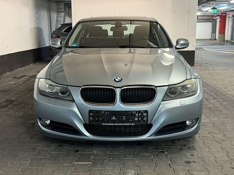 Gebraucht BMW 320 Sport Line 184 PS (135 kW) 2011 Blau Limousine