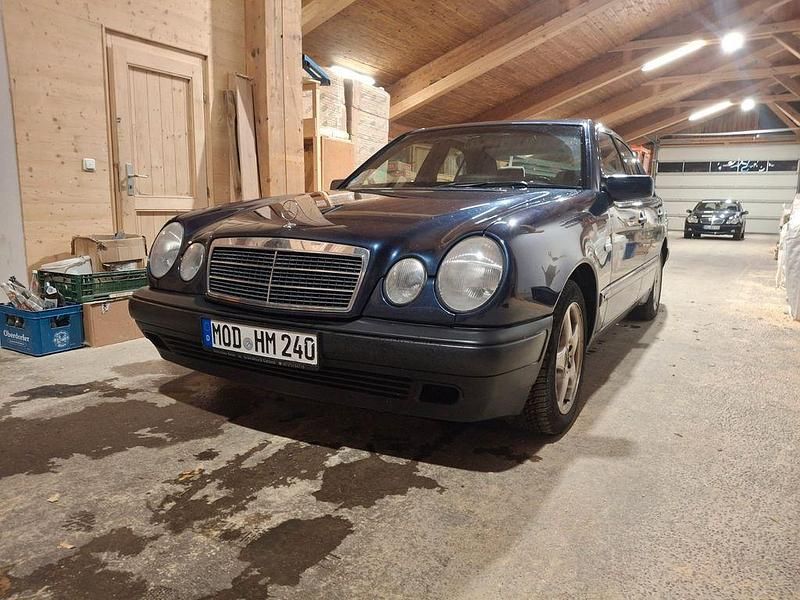 Gebraucht Mercedes E240 Elegance 170 PS (125 kW) 1998 Blau Limousine