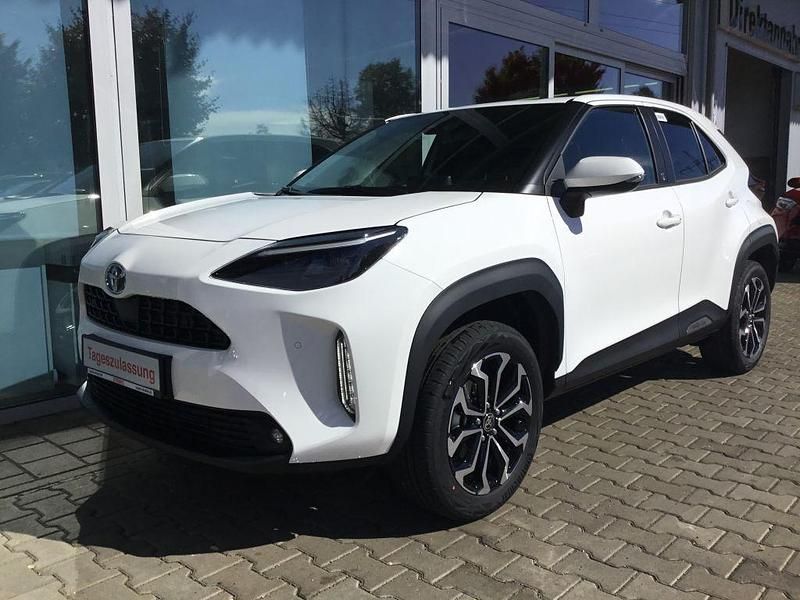 Neu Toyota Yaris Cross 131 PS (96 kW) 2026 Schneeweiß SUV