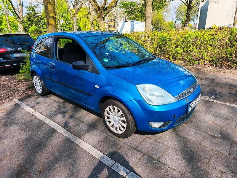 Second-hand Ford Fiesta 101 CP (74 kW) 2004 Albastru Hatchback