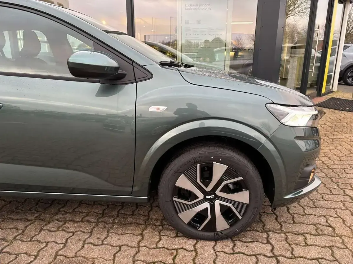 Neu Dacia Sandero Expression 91 PS (66 kW) 2025 Grün Limousine