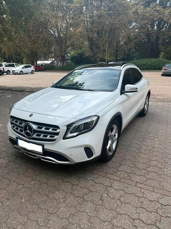 Weiß Gebraucht 2018 Mercedes GLA200 SUV | 19.500 € (Guter Preis) - Bild 1/4