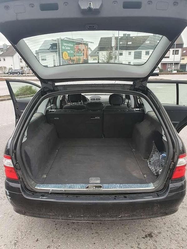 Używany Mercedes E280 Classic 190 KM (139 kW) 2006 Czarny Kombi