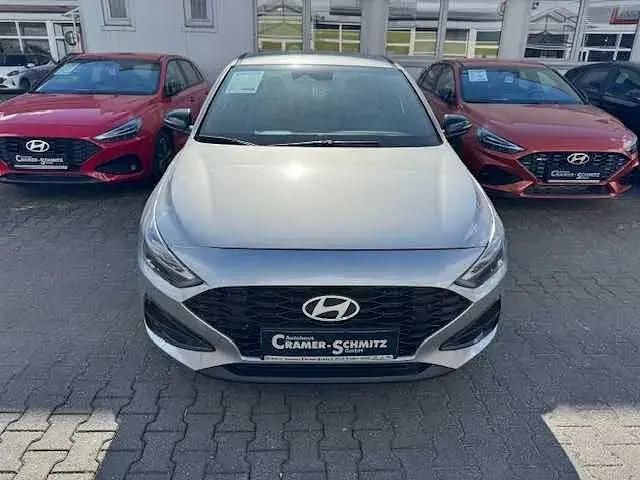 Shimmer silver Neu 2025 Hyundai i30 Advantage Limousine | 24.990 € (Fairer Preis) - Bild 1/3
