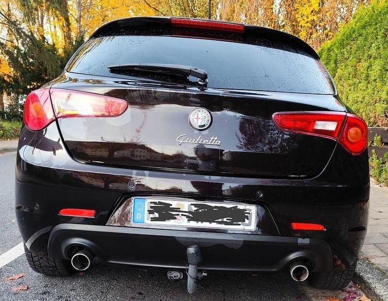 Braun Gebraucht 2015 Alfa Romeo Giulietta Turismo Limousine | 8.900 € (Guter Preis) - Bild 1/4