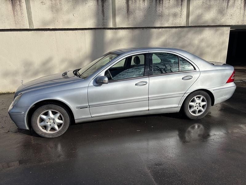 Usado Mercedes C200 Classic 163 HP (119 kW) 2000 Prateado Sedan
