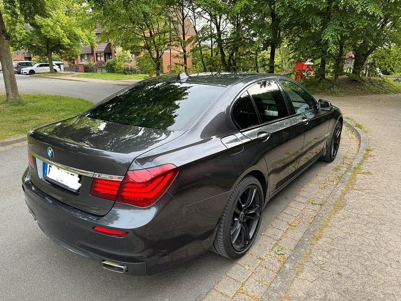 Gebraucht BMW 750 Sport Line 381 PS (280 kW) 2013 Grau Limousine