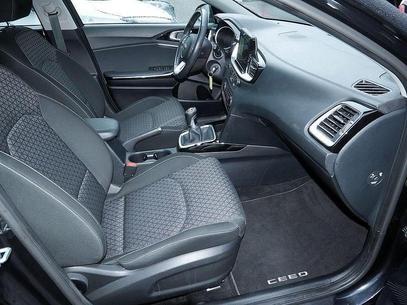 Gebraucht Kia Ceed Vision 120 PS (88 kW) 2018 Schwarz Kleinwagen
