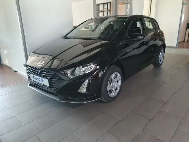 Phantom black mineraleffekt Gebraucht 2024 Hyundai i20 Select | 18.895 € (Teuer) - Bild 1/4
