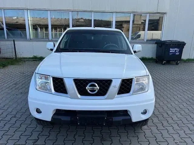 Gebraucht Nissan Navara SE 171 PS (125 kW) 2010 Weiß Pickup