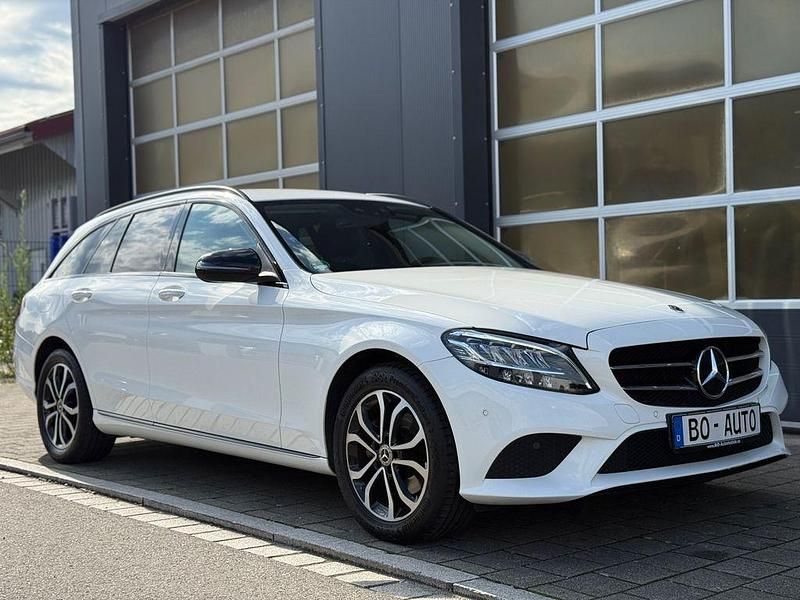 Weiß Gebraucht 2021 Mercedes C200 Avantgarde Limousine | 21.900 € (Superpreis) - Bild 1/4