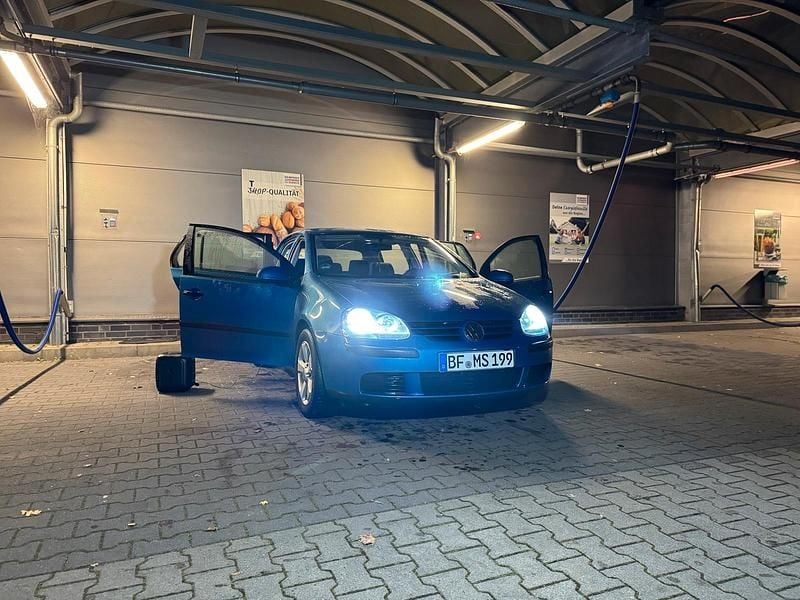 Blau Gebraucht 2004 VW Golf V Kleinwagen | 3.899 € (Etwas zu teuer) - Bild 1/4
