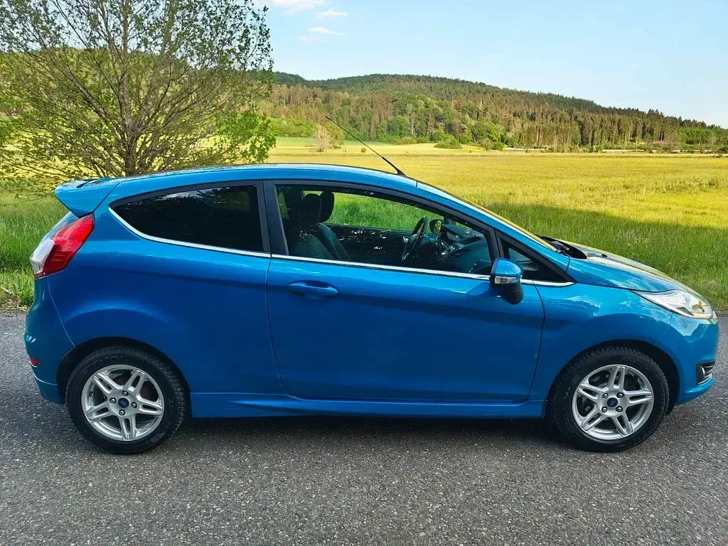 Gebraucht Ford Fiesta Titanium 101 PS (74 kW) 2013 Blau Kleinwagen