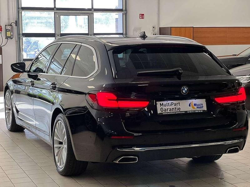 Gebraucht BMW 520 190 PS (139 kW) 2023 Schwarz ii/bonnet fluid black Kombi