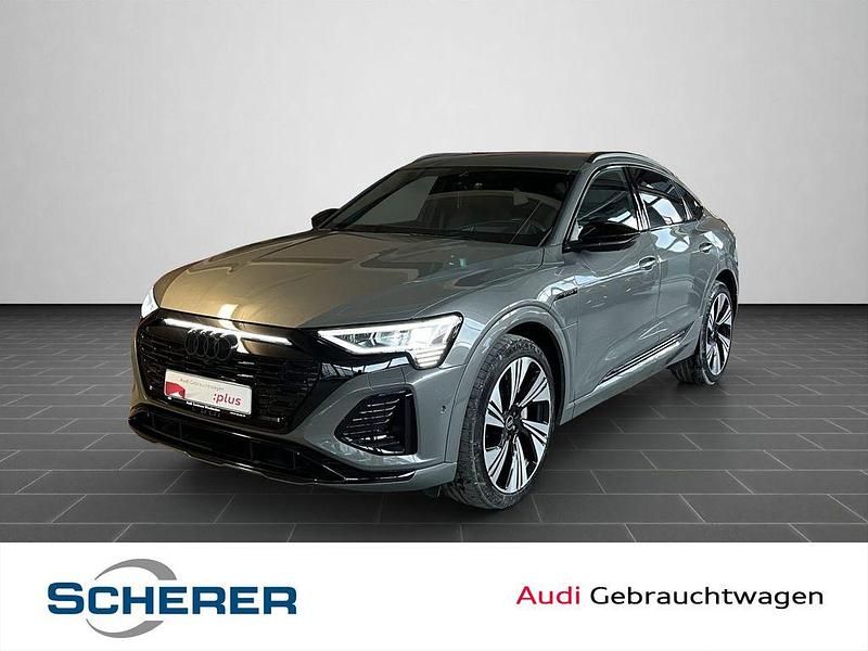 Chronosgrau metallic (metallic) Gebraucht 2023 Audi Q8 Sportback e-tron Comfort SUV | 56.690 € (Guter Preis) - Bild 1/4