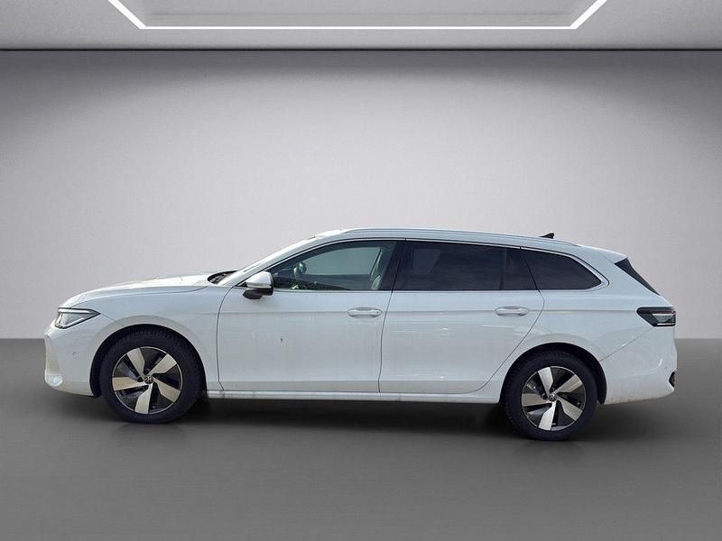 Gebraucht VW Passat Elegance 150 PS (110 kW) 2024 Weiss / pure white Kombi