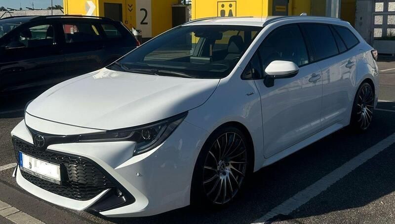Weiß Gebraucht 2021 Toyota Corolla Team Kombi | 16.999 € (Fairer Preis) - Bild 1/4