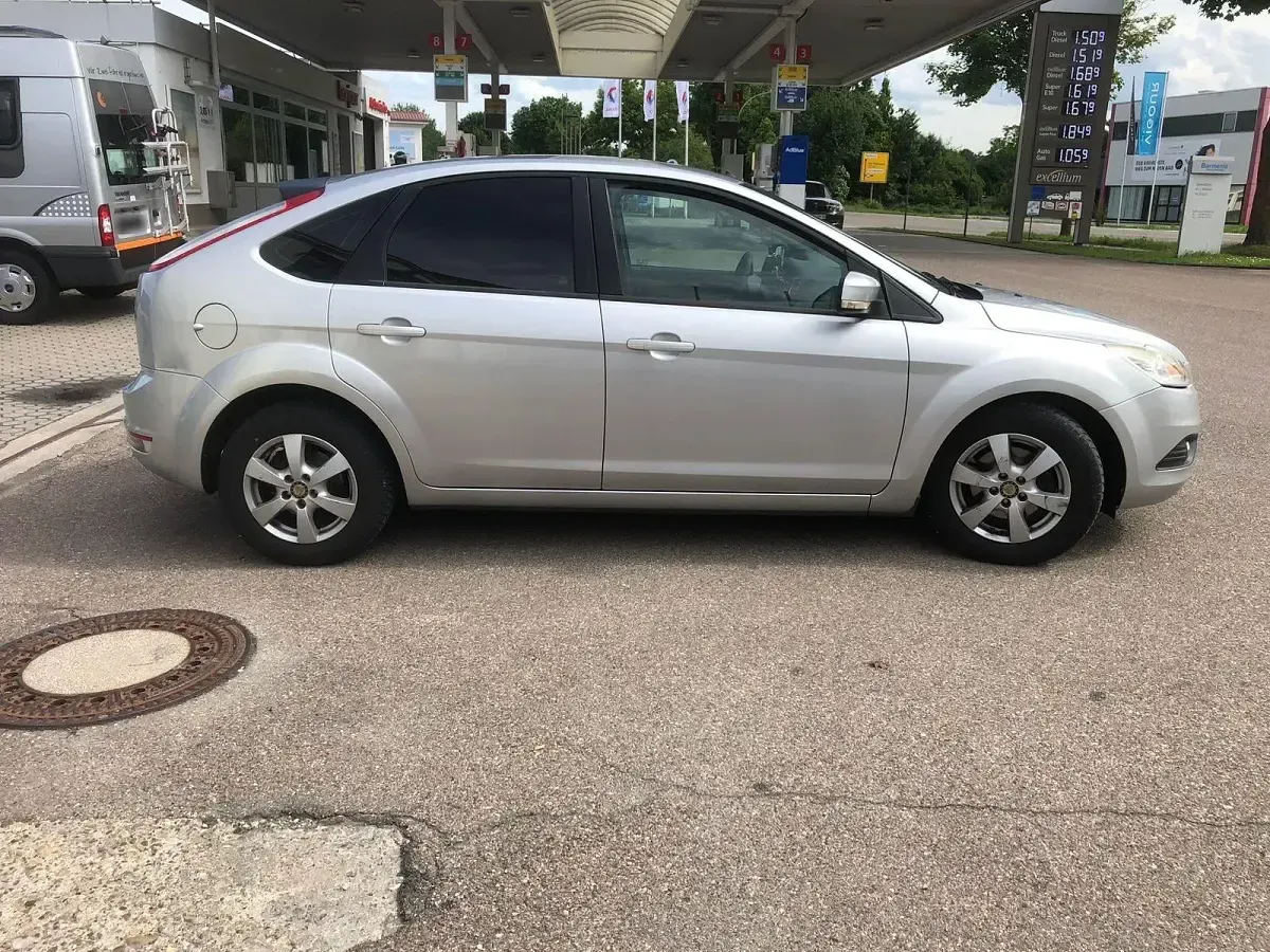Gebraucht Ford Focus 120 PS (88 kW) 2009 Silber Limousine