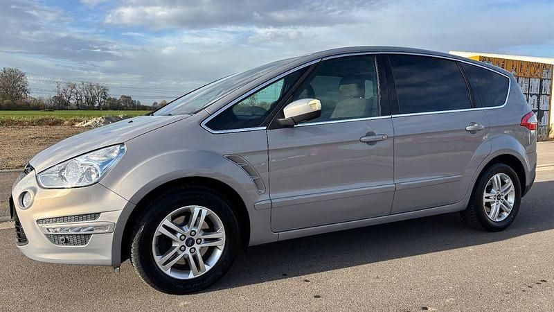 Grau Gebraucht 2011 Ford S-MAX Titanium Van / Kleinbus | 3.800 € (Guter Preis) - Bild 1/4