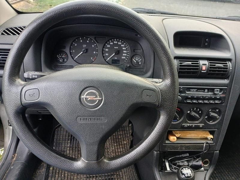 Gebraucht Opel Astra 101 PS (74 kW) 1999 Silber Limousine