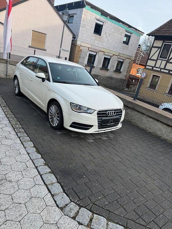 Weiß Gebraucht 2014 Audi A3 Sportback Kleinwagen | 7.550 € (Guter Preis) - Bild 1/4