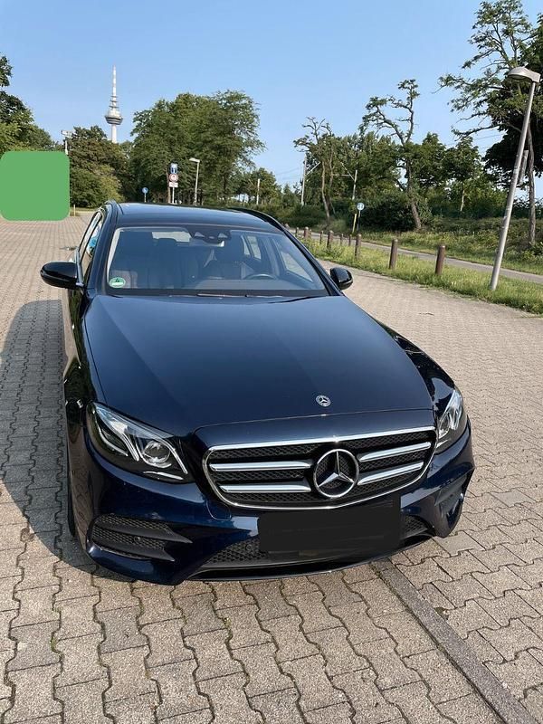 Blau Gebraucht 2019 Mercedes E300 AMG line Kombi | 22.000 € (Superpreis) - Bild 1/4