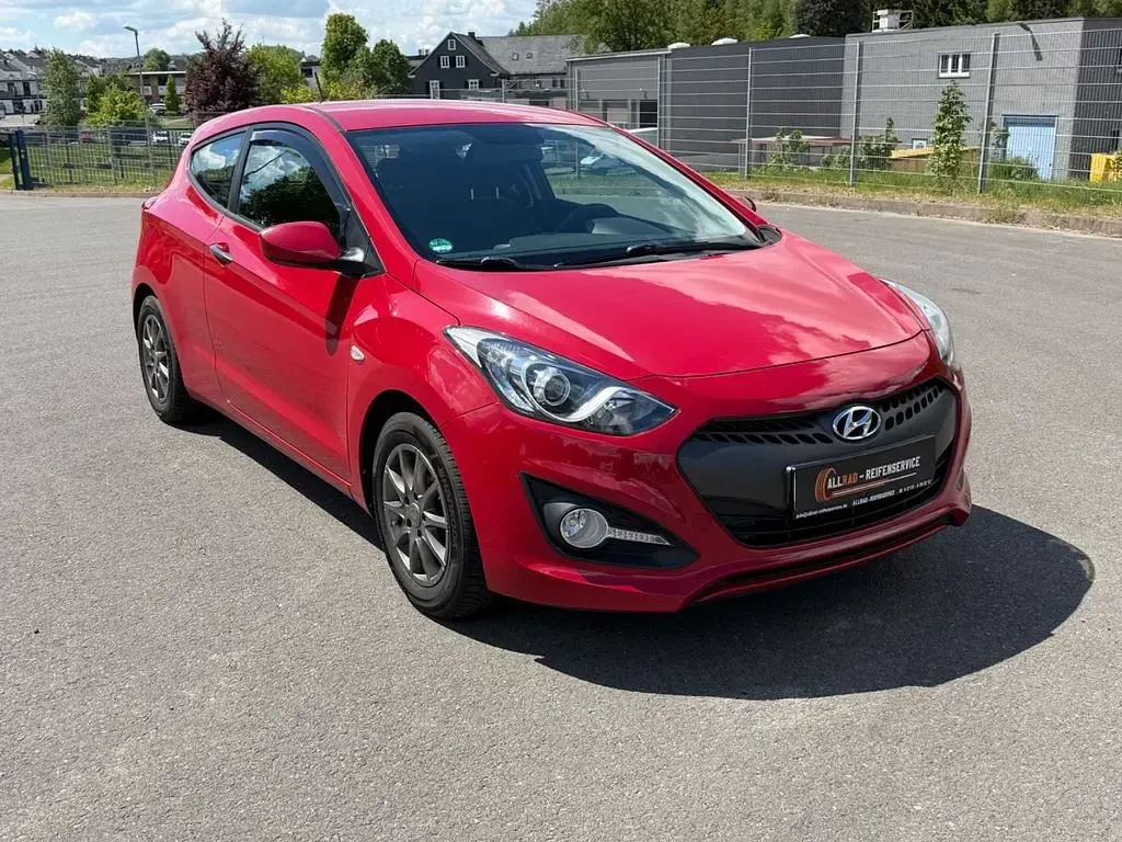 Usado Hyundai i30 Edition 99 CV (72 kW) 2013 Rojo Coupe