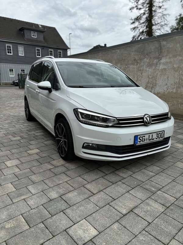 Weiß Gebraucht 2019 VW Touran Highline Van / Kleinbus | 16.900 € (Superpreis) - Bild 1/4