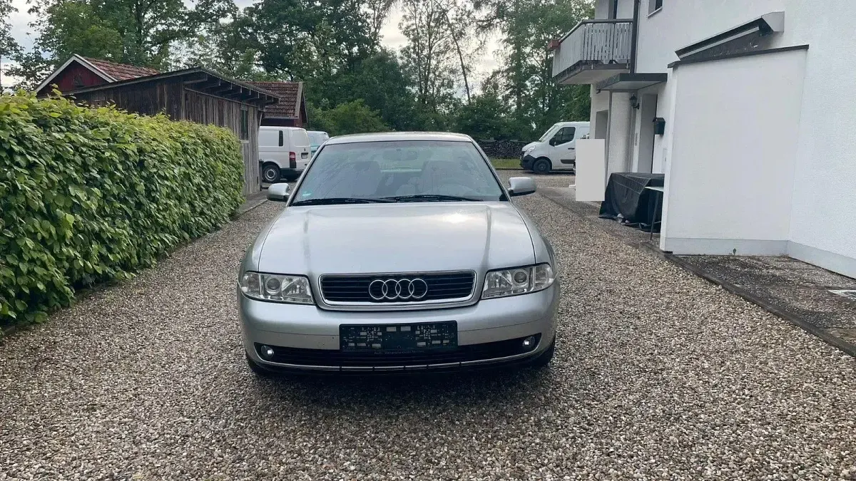 Używany Audi A4 101 KM (74 kW) 2000 Srebrny Sedan/Limuzyna