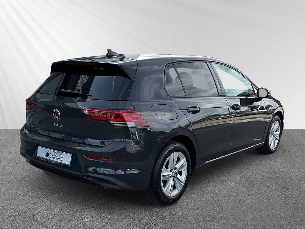 Gebraucht VW Golf VIII Life 131 PS (96 kW) 2023 Grau Limousine