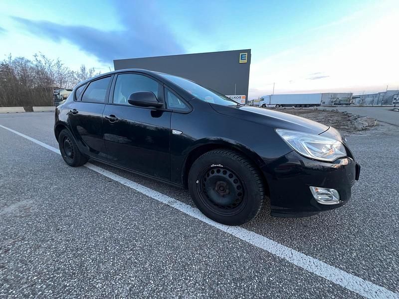 Gebraucht Opel Astra Design Edition 140 PS (102 kW) 2011 Schwarz Limousine