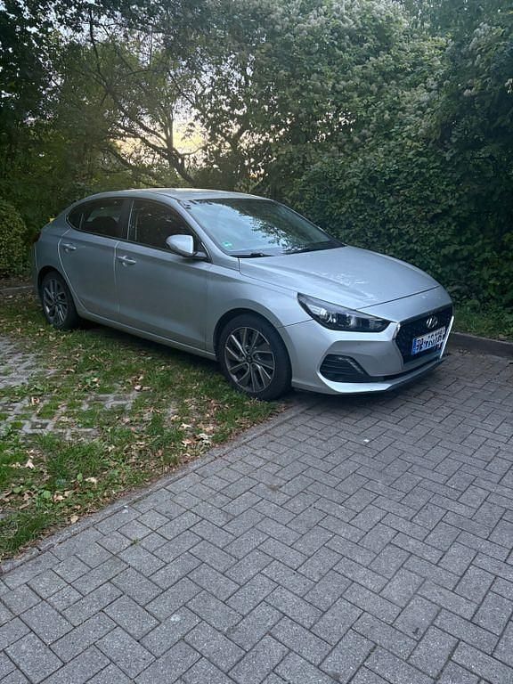Silber Gebraucht 2019 Hyundai i30 Trend Limousine | 13.250 € (Superpreis) - Bild 1/4