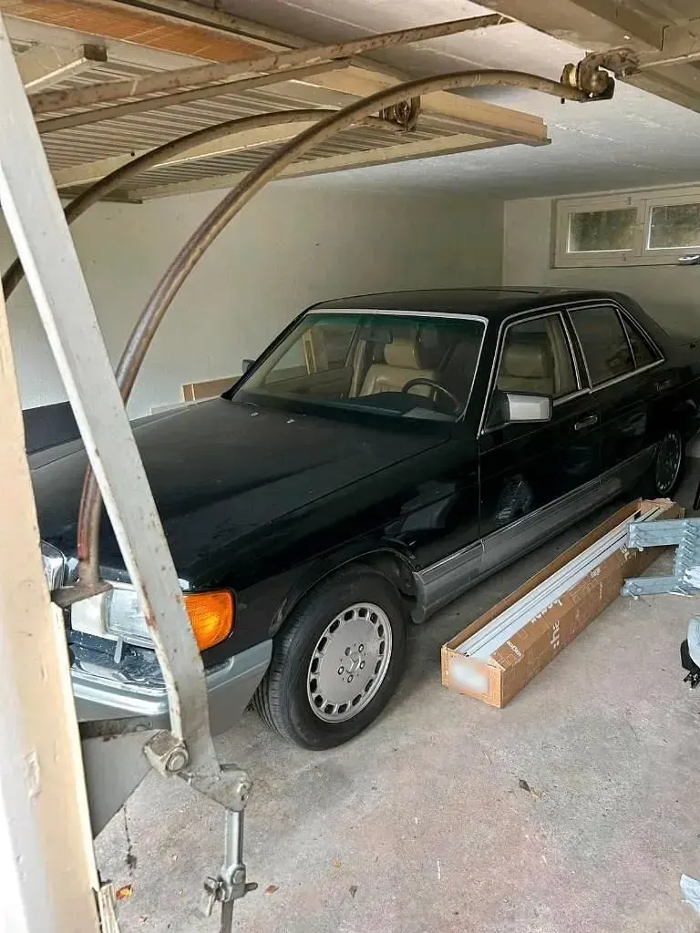 Second-hand Mercedes E300 182 CP (133 kW) 1988 Negru Berlinǎ