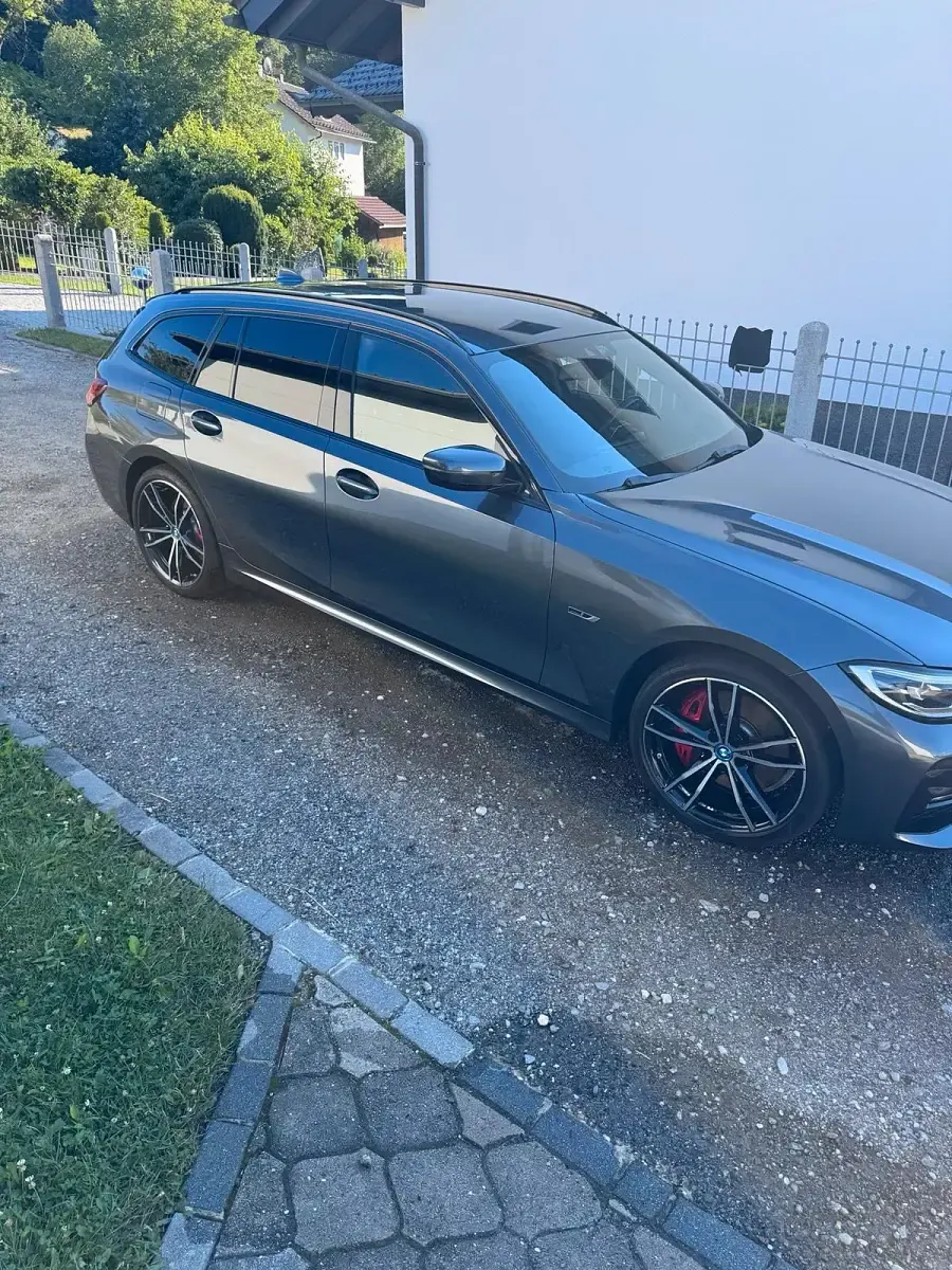 Gebraucht BMW 330e 292 PS (214 kW) 2021 Grau Kombi