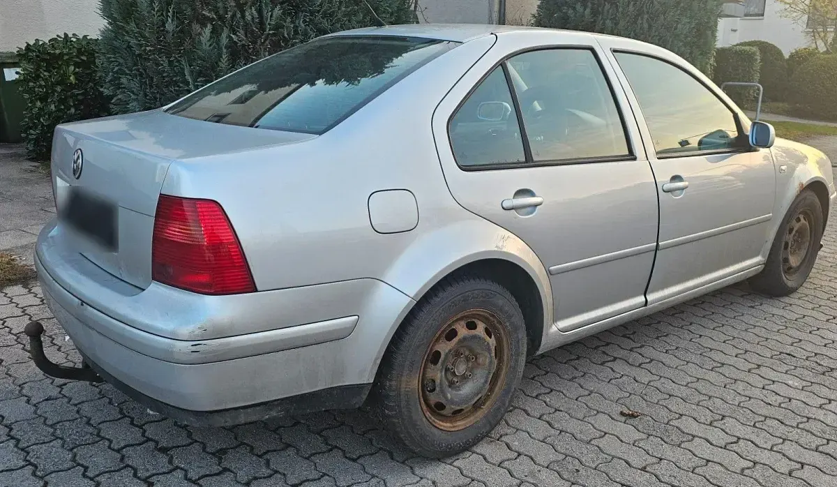 Second-hand VW Bora 131 CP (96 kW) 2001 Argintiu Berlinǎ