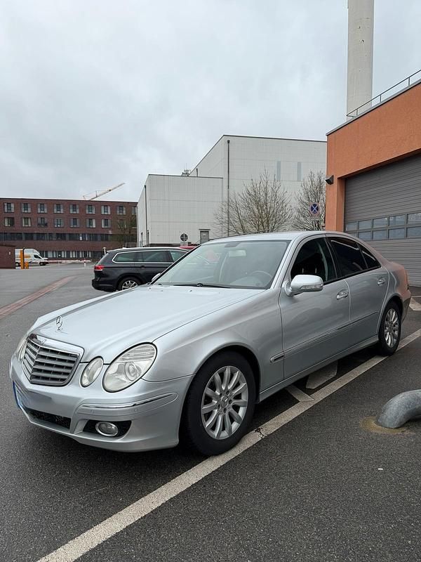 Gebraucht Mercedes E220 170 PS (125 kW) 2007 Grau Limousine