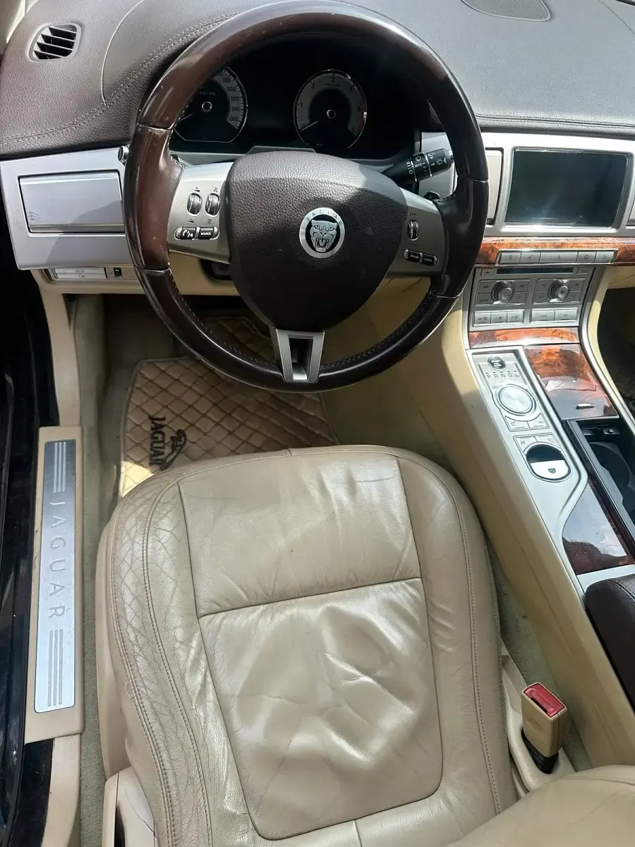 Używany Jaguar XF 211 KM (155 kW) 2011 Czarny Sedan/Limuzyna