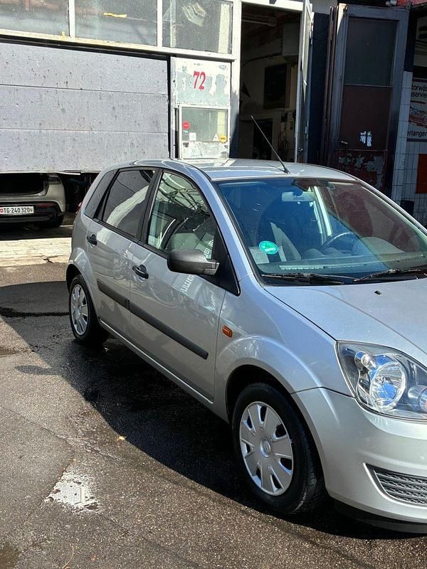 Gebraucht Ford Fiesta Ambiente 80 PS (58 kW) 2007 Silber Kleinwagen