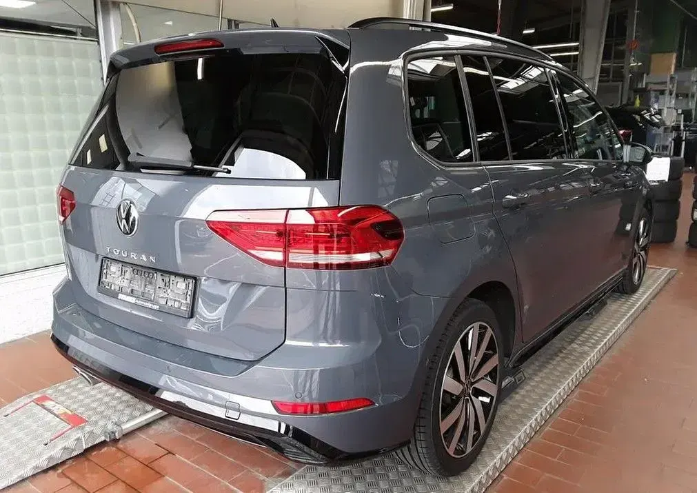 Gebraucht VW Touran Style 150 PS (110 kW) 2023 Delfingrau metallic Van / Kleinbus
