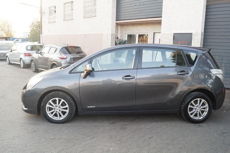 Gebraucht Toyota Verso Edition 147 PS (108 kW) 2011 Grau Van / Kleinbus