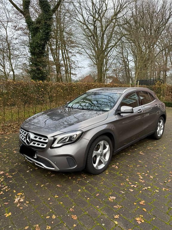 Grau Gebraucht 2019 Mercedes GLA200 SUV | 18.800 € - Bild 1/4