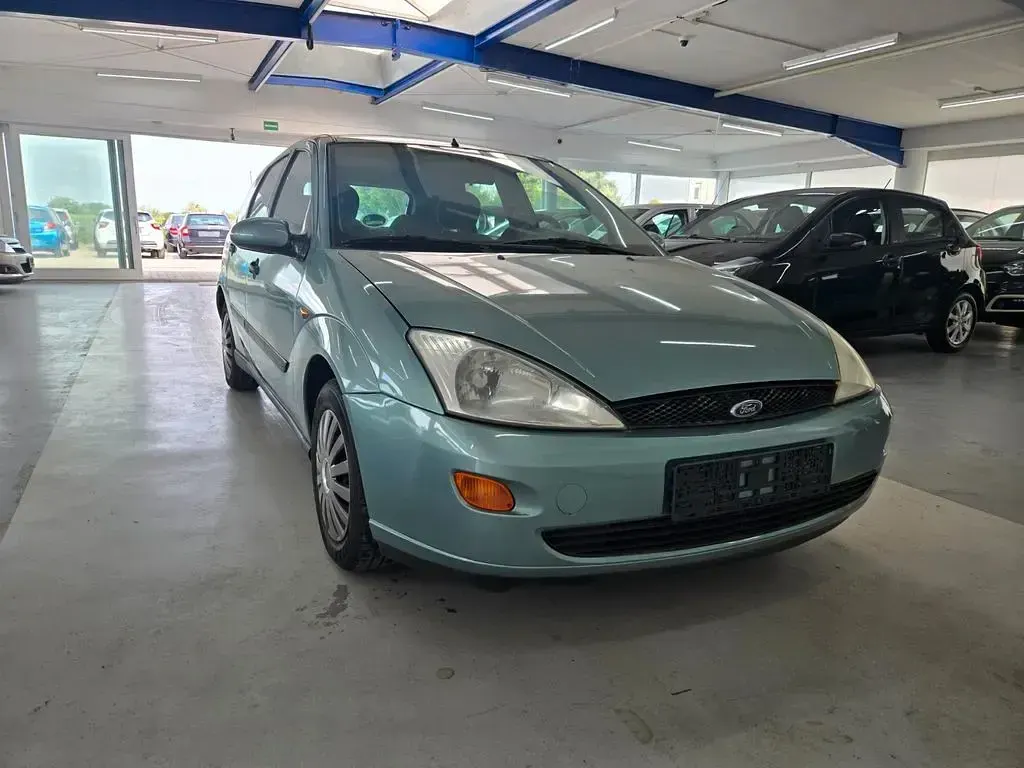 Second-hand Ford Focus Ambiente 101 CP (74 kW) 2000 Albastru Berlinǎ